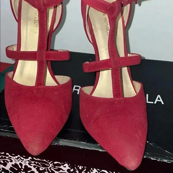 Red High Heeled Pumps with T-Strap Design and Pointed Toe (8) - Picture 4 of 11